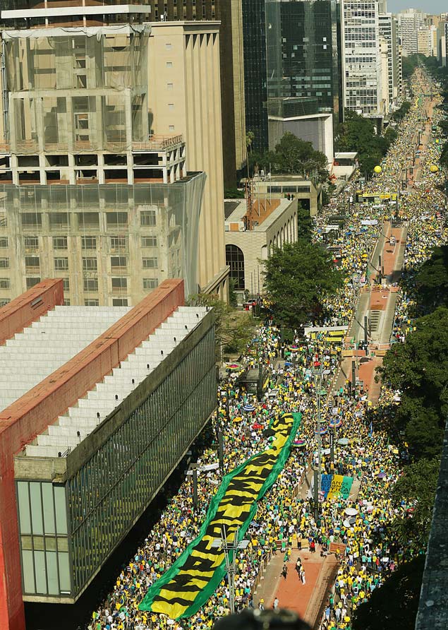 GALERIA - O CAMINHO DO IMPEACHMENT - Segunda manifestao contra Dilma, em 12 de abril de 2015, rene 543 mil de manifestantes em 25 capitais, segundo a PM. Em So Paulo, o Datafolha contabiliza 110 mil. H atos em 111 cidades
