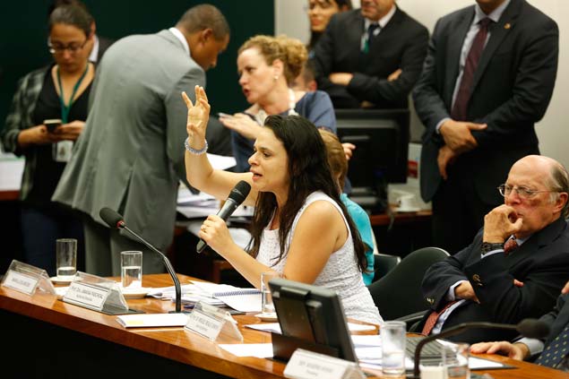 A advogada Janana Paschoal em audincia sobre o impeachment na Cmara, em maro