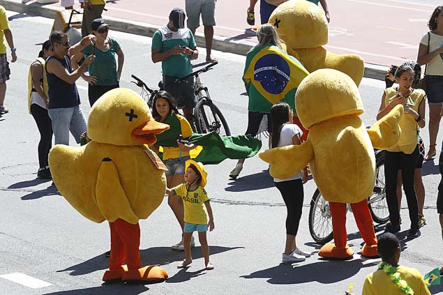 Manifestantes se fantasiam para as manifestaes na avenida Paulista