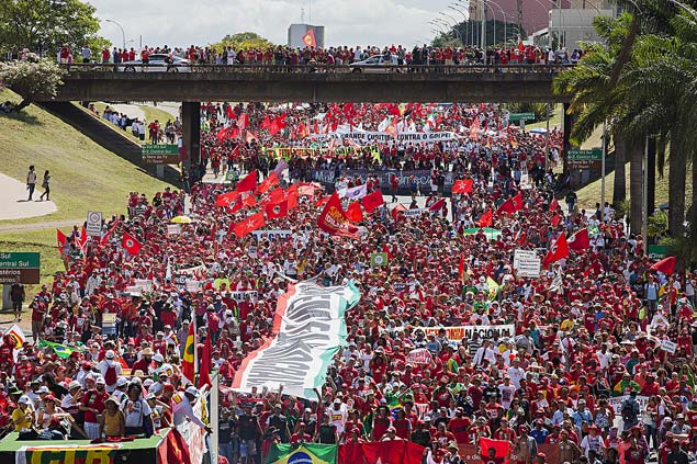 Manifestantes contra o impeachment caminham pela Esplanada dos Ministrios