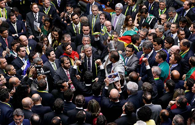 Deputados em sessão de votação do pedido de impeachment de Dilma Rousseff, em abril