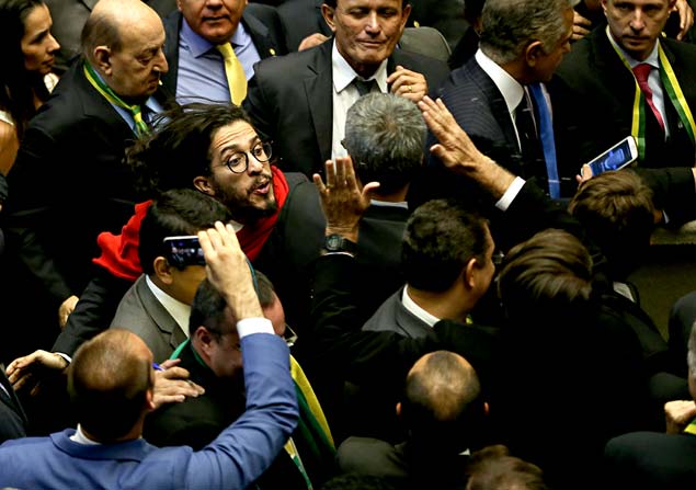 "GALERIA CAMARA " Deputado Jean Willys cospe no deputado Jair Bolsonaro durante a sessão da Câmara dos Deputados para votar o pedido de Impeachment da presidente Dilma Rousseff