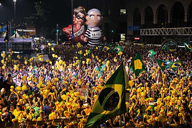 Una multitud sigue el minuto a minuto de la votacin del pedido de juicio poltico contra la presidenta Rousseff, en la avenida Paulista 