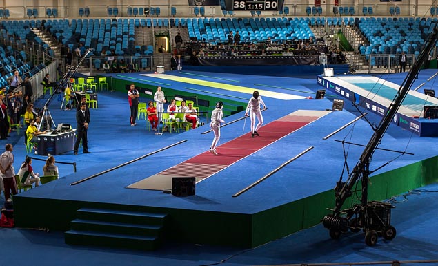 Esgrimistas fazem exibio na Arena Carioca 3, onde acontecer as competies na Rio-2016