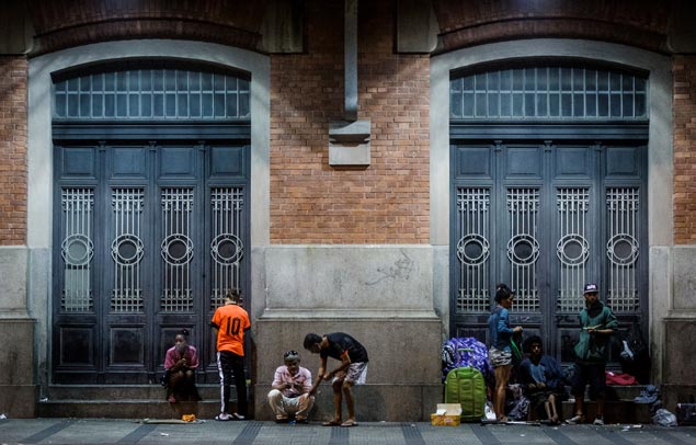SAO PAULO, SP, BRASIL, 22-04-2016: Usuários de crack na região da Luz no centro de São Paulo. (Foto: Avener Prado/Folhapress, COTIDIANO) Código do Fotógrafo: 20516 ***EXCLUSIVO FOLHA***