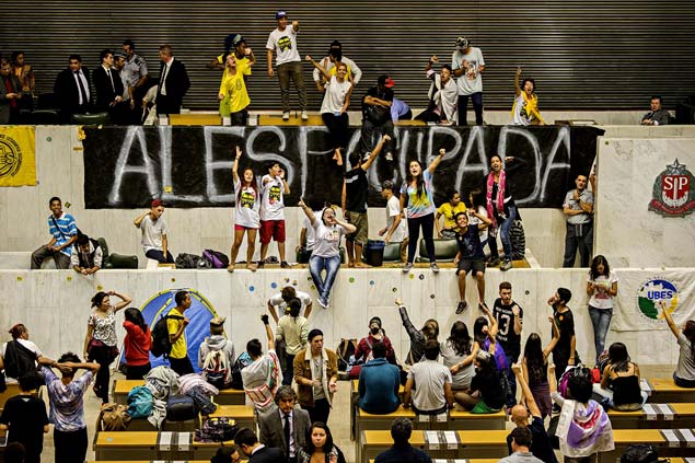  GALERIA DA SEMANA - MAIO 01 - Estudantes da rede pública de ensino invadem plenário da Assembleia Legislativa de São Paulo (Alesp), na zona sul de São Paulo (SP), onde pediram investigação de contratos superfaturados de merenda na gestão Alckmin (PSDB). (Foto: Marlene Bergamo/Folhapress)