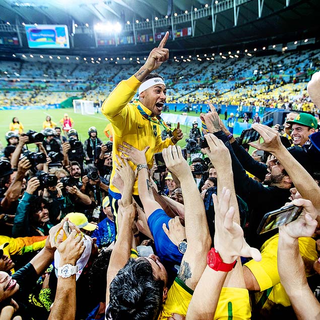Neymar comemora o primeiro ouro olmpico do futebol brasileiro no Maracan 