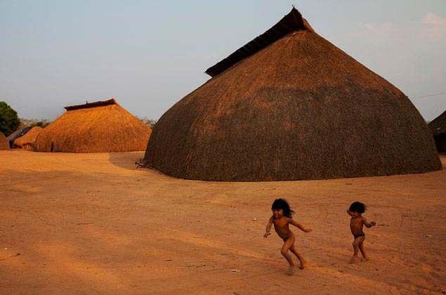 CLIQUE PARA VER GALERIA: Amanhecer na aldeia Yawalapiti, no Parque Indígena do Xingu, Mato Gosso