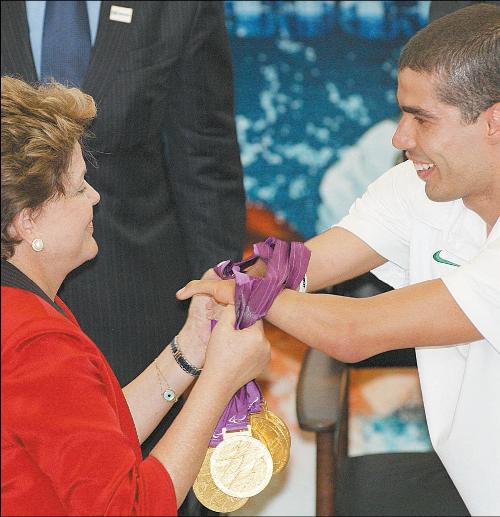 Dilma cumprimenta o nadador Daniel Dias, maior medalhista brasileiro nos Jogos Paraolmpicos de Londres-2012