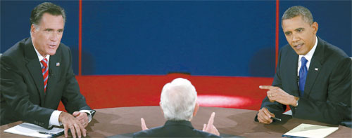 Romney ( esq.) e Obama ( dir.) comentam tema proposto pelo mediador (de costas), no ltimo debate da campanha