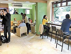 Ambiente da Cafeera by Ipanema, que serve quitutes como bolo-de-rolo e sanduíches