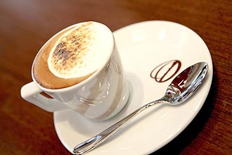 Consumo diário de várias xícaras de café retarda a evolução de doenças do fígado, como a hepatite C, revela um estudo dos EUA