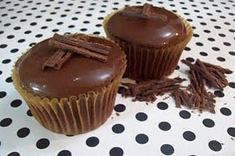 Cupcakes "de colher" (foto), do Atelier Paula Gradicola, podem ser feitos com recheios de chocolate, doce de leite, beijinho ou ganache