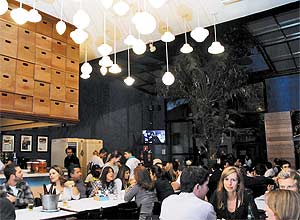 Bar descolado da Vila Madalena dá petiscos grátis durante happy hour