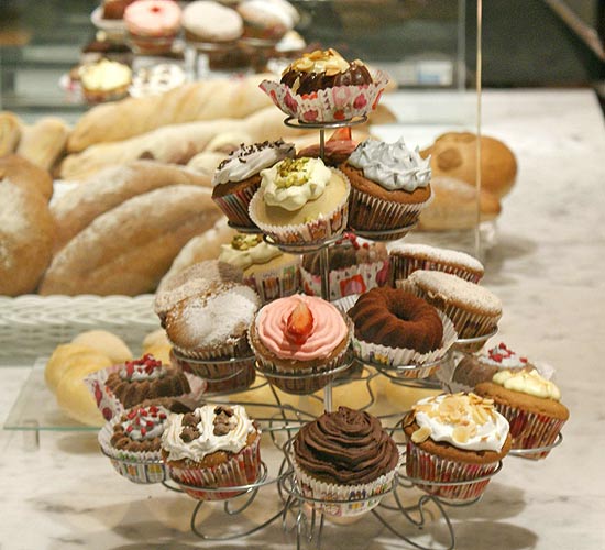 Muffins, tortinhas e pães são algumas das sugestões da Le Pain, que também serve pratos, omeletes e porções
