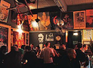 Psteres de cinema decoram o bar Directors Gourmet, no Jardim Paulista, que celebra 20 anos 