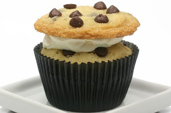 Cupcakeria oferece sabor cookies (foto), feito com bolo de baunilha com gotas de chocolate, chantili e cookies