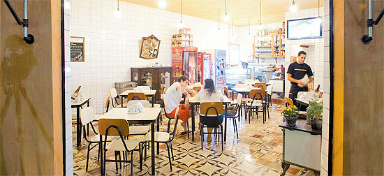  Ambiente do BarDe, casa que tem clima retrô e petiscos caseiros; à tarde, serve bolinhos de chuva com café