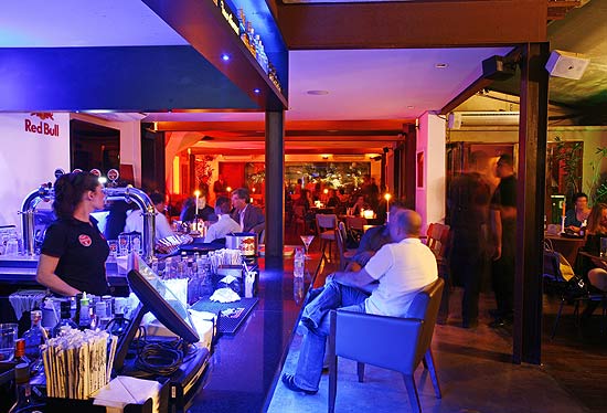 Ambiente do bar Blá (zona oeste de São Paulo), que recebe grupos em clima de confraternização com pacotes