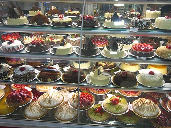 Bolos e tortas da padaria Panetteria ZN, que fica aberta 24 por dia, inclusive neste sábado de Natal