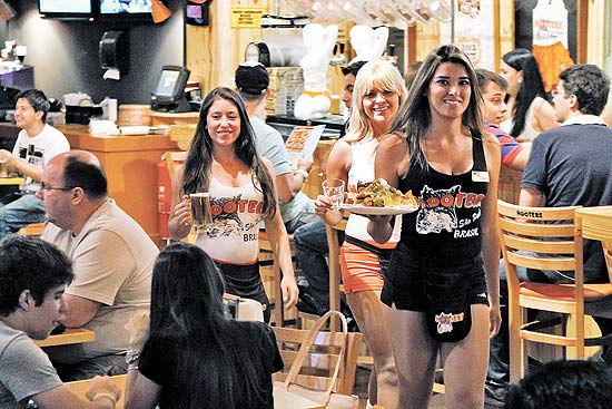 Bar Hooters, franquia de uma rede tradicional americana, chama a atenção pelas garçonetes de shortinhos