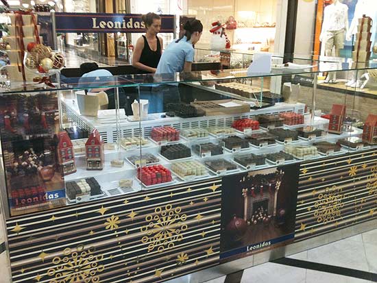 Quiosque da Leonidas no shopping Eldorado, em SP; loja dispõe bombons nas prateleiras como se fossem joias