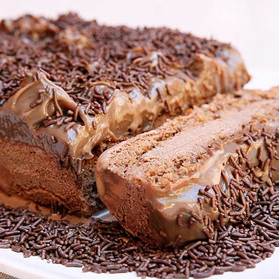 Na rede de lojas Amor aos Pedaços, o sorvete de brigadeiro (foto) vem com bolo de chocolate e granulado