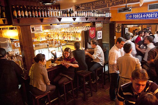 O The Blue Pub, bar de estilo inglês na região central, oferece cervejas importadas ideais para os dias frios