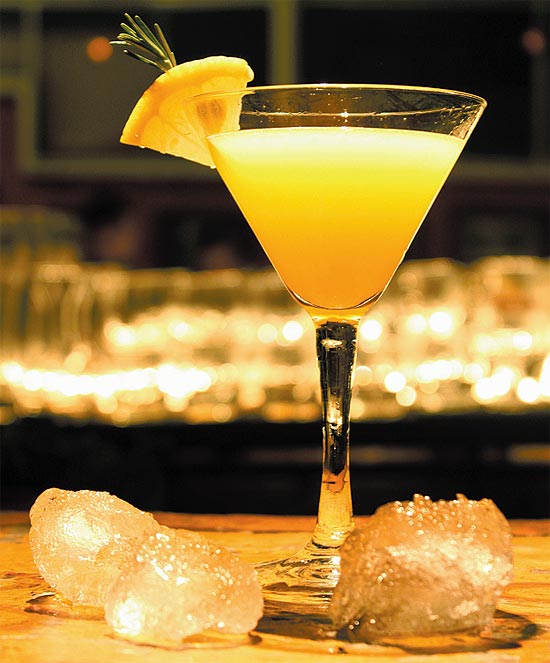 Drinque moon dreams (foto), feito com Amarula, espumante e suco de pêssego, é destaque no bar Madeleine