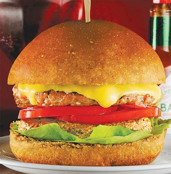 Big Chip's (foto) é servido no pão preto integral e vem com dois hambúrgueres, queijo, alface, tomate e maionese