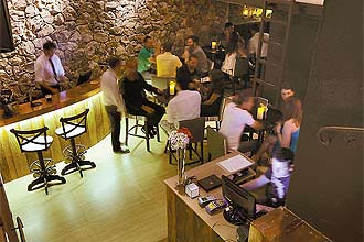 Divine Wine-Bar (foto) tem como novidade uma máquina italiana na qual o cliente insere créditos e pode se servir de cinco vinhos