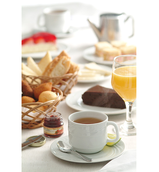 Bolos, sucos, tortas, geleias e muitas outras guloseimas ficam disponíveis no bufê de chá da tarde do Viena