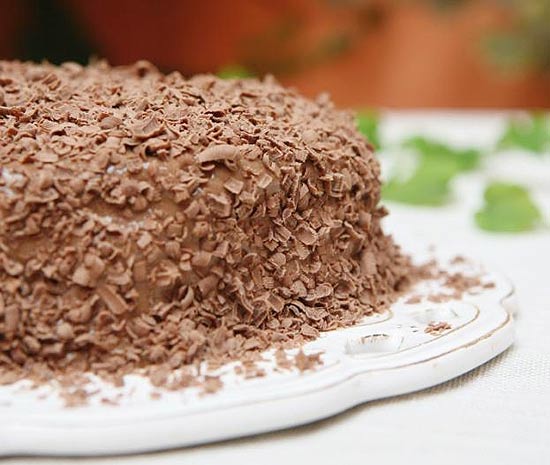 Nas lojas da Amor aos Pedaços, o bolo musse de chocolate com raspas de chocolate ao leite (foto) faz sucesso
