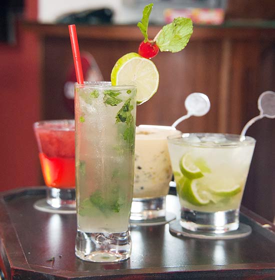 No Marques Restaurante, a happy hour é animada com diversos drinques e porções de bar