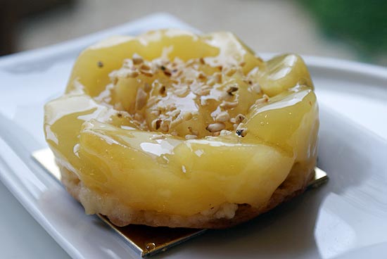 Na Le Pain, que fica na zona oeste de São Paulo, a tarte tatin de maçã (foto) é a mais pedida das vitrines