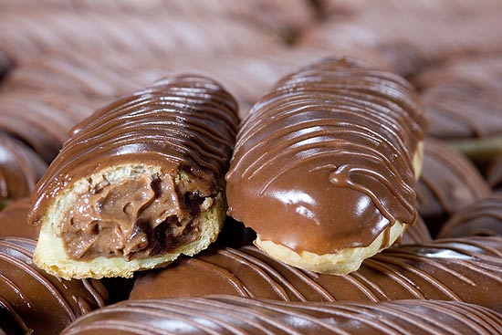 Éclair de chocolate (foto) da Ofner é o doce mais vendido da loja e considerada a melhor de são Paulo