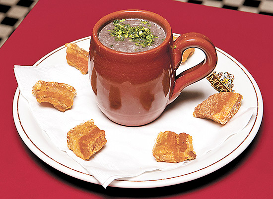 Bar Mooca (zona leste de SP) oferece caldinho de feijão com bom tempero, acompanhado de torresmos frescos.
