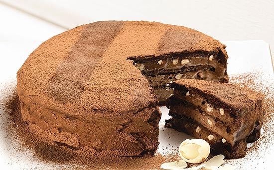 Torta de chocolate meio amargo (foto) vem com creme trufado, castanhas, calda e cobertura de chocolate