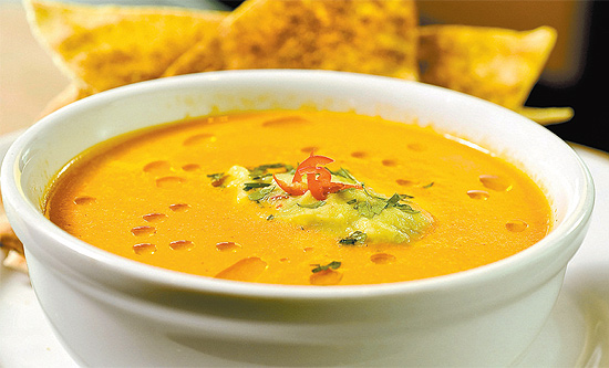 A dica do Falafa Bar & Deli, na região central de SP, neste inverno é a sopa de tomate com risoni e especiarias