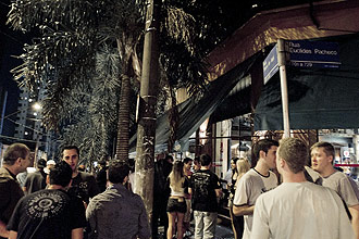 O tradicional Varanda Pizza Bar (foto) fica na zona leste de São Paulo e possui mesas espalhadas pela calçada