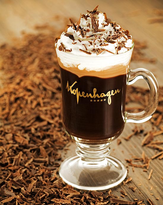 Hot Chocolate Amarula, da Kopenhagen, é um mix de licor Amarula Cream com calda de chocolate quente