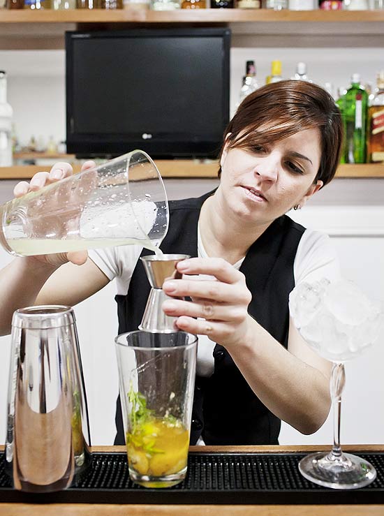 A "bartender" Talita Simes, vencedora da etapa brasileira da competio World Class 2011