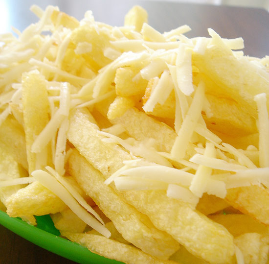 Batata frita com queijo parmesão da lanchonete Família Burguer, que oferece a porção em dois tamanhos