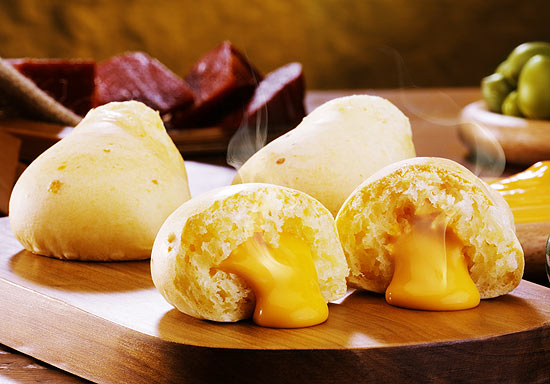 Pães de queijo recheados da Casa do Pão de Queijo; lanchonete tem cinco sabores, incluindo o de cheddar (foto)