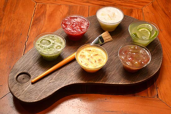 Bar Deck 18 oferece a aquarela de caipirinhas dos sabores Abacaxi, maracujá, uva, morango, limao, kiwi