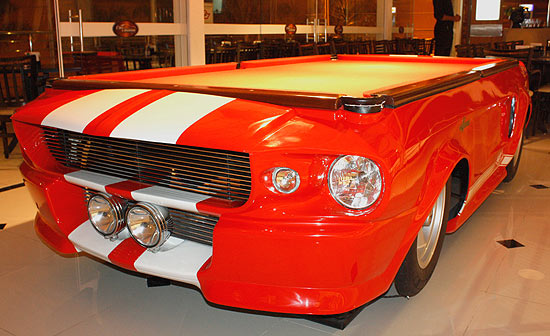 Mesa de bilhar inspirada no Mustang Fastback Eleonor 1967, feita com acessórios originais de carro