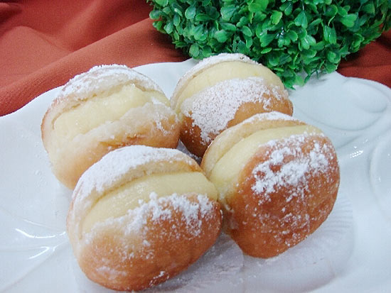Sonhos da padaria Benjamin Abrahão têm recheio branco tradicional e são cobertos por açúcar de confeiteiro