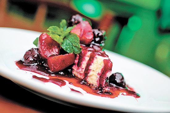 Cheesecake com calda de frutas vermelhas do restaurante P.J Clarkes, que impressiona pelo visual