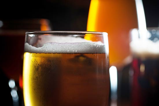 Para se refrescar, confira uma relação de 13 bares para tomar cerveja em garrafa e aproveitar petiscos