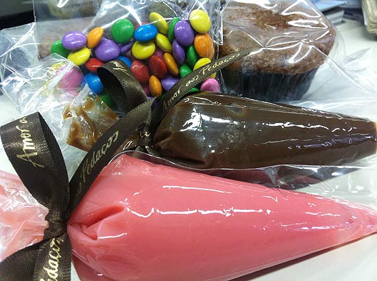 Kit interativo (foto) da Amor aos Pedaços inclui "cupcakes", confeitos e bisnagas com brigadeiro e bicho de pé